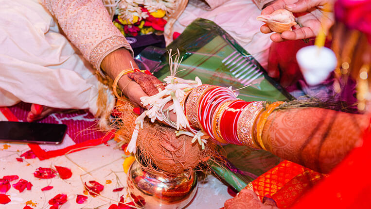 Indian-Wedding-Rituals-Bengali-couple-Couples-hand-on-hand-in-indian-wedding